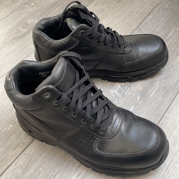 Nike Other - MENS LEATHER NIKE BOOTS SZ 9.5